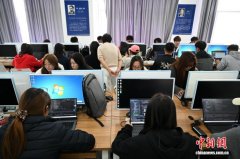 她和学校大四学姐合做影视保举网坐